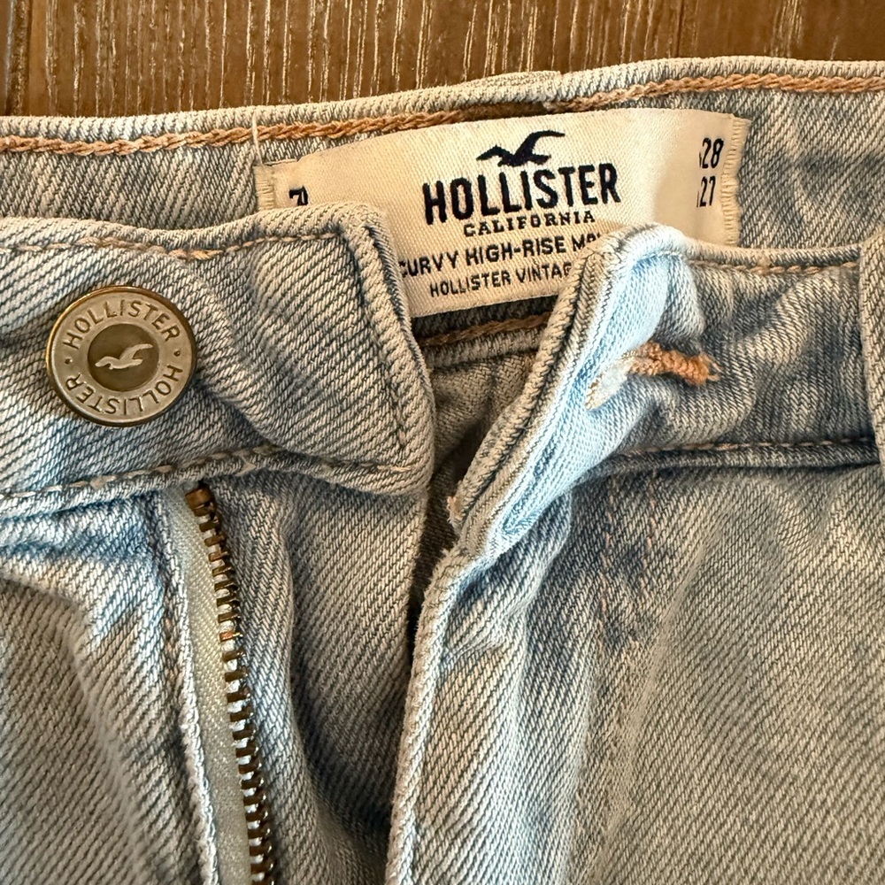 Hollister Curvy High-Rise Mom Jeans - Picture 2 of 5